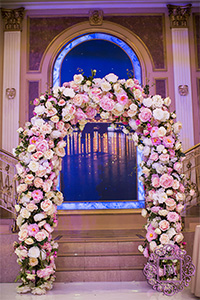 Свадебная арка полностью в цветах