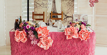 Оформление стола цветами на помолвке