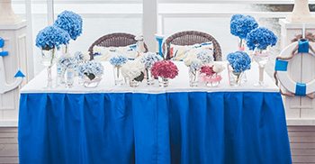 Оформление стола молодоженов цветами на Морской свадьбе